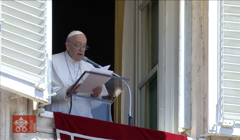 Ángelus del Papa: Nuestra historia está firmemente en manos de Dios