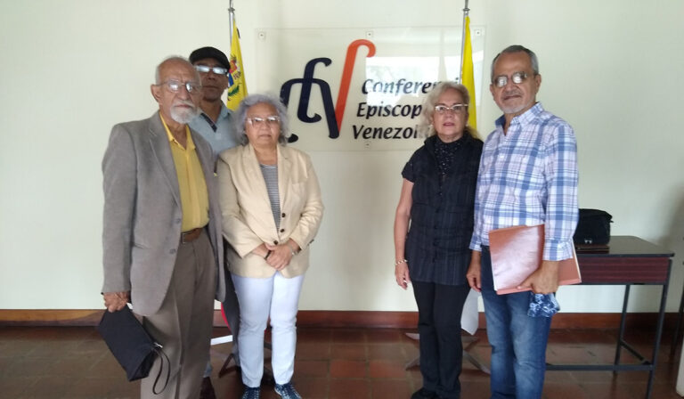 Pensionados venezolanos buscan apoyo de la Iglesia ante la violación de sus derechos humanos