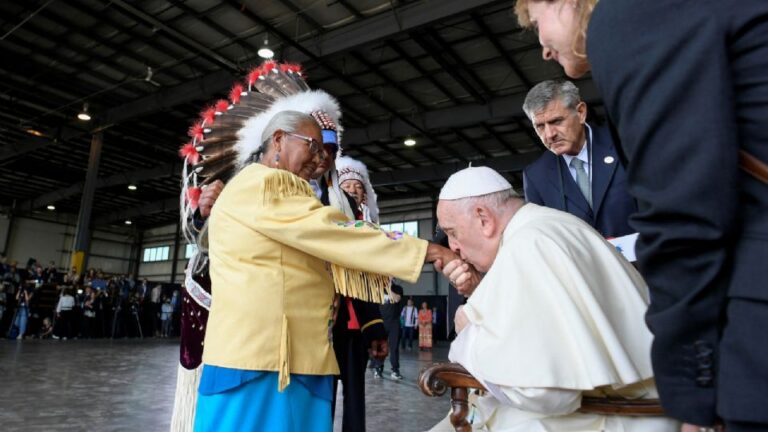 El Papa en Canadá, encuentros con indígenas en un viaje de reconciliación