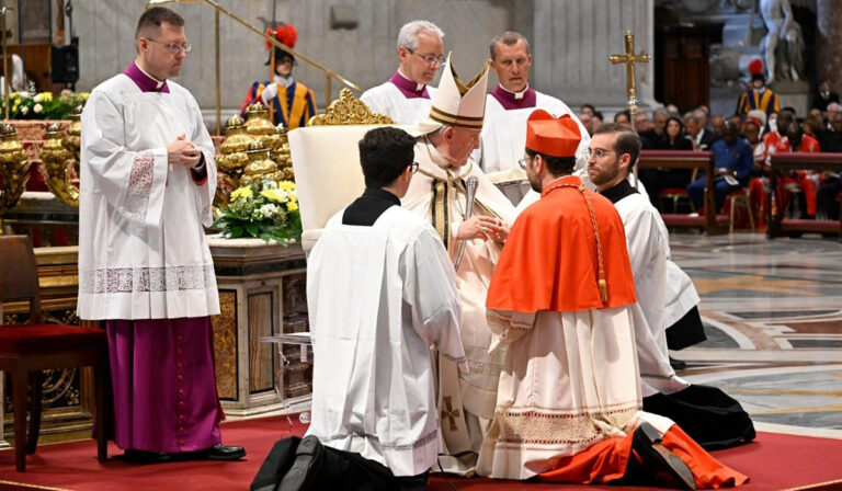 Francisco a los nuevos cardenales: Volvamos a mirar a Jesús