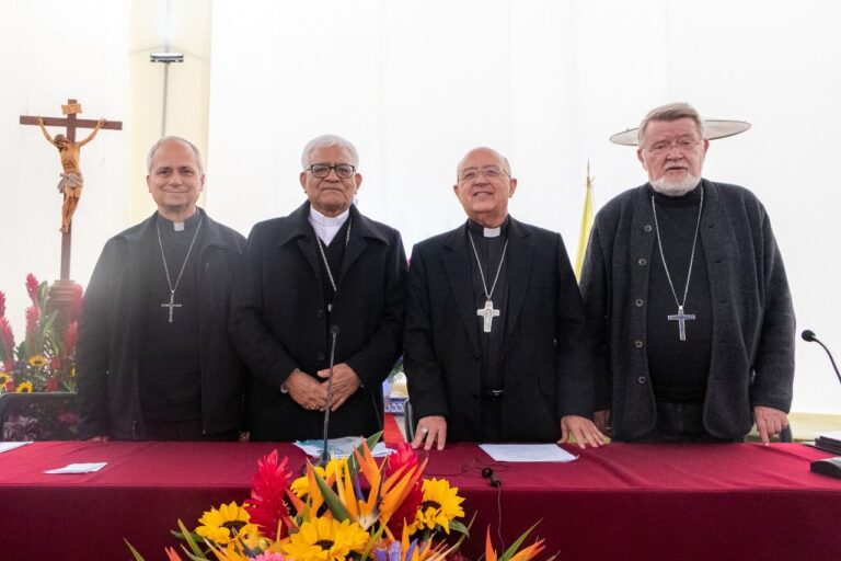 Iglesia peruana aboga por una salida urgente y creativa a la crisis política y social del país