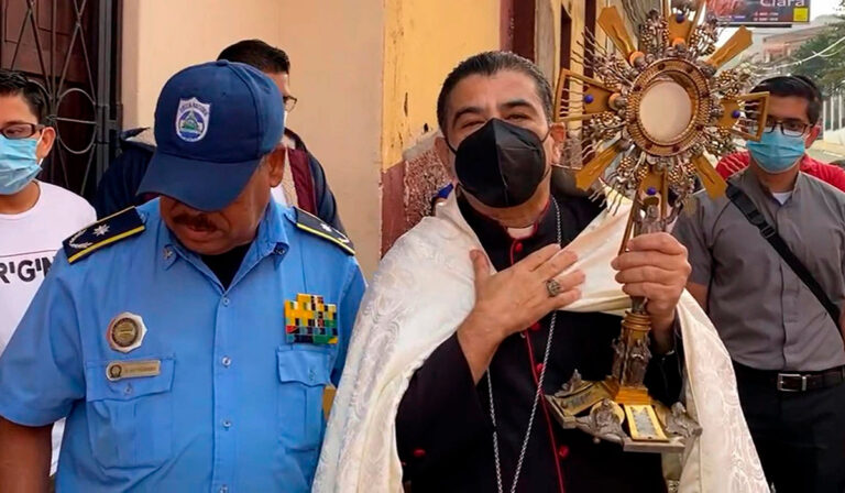 Policía sandinista confirma que tiene a monseñor Rolando Álvarez en Managua y lo acusan de sedición