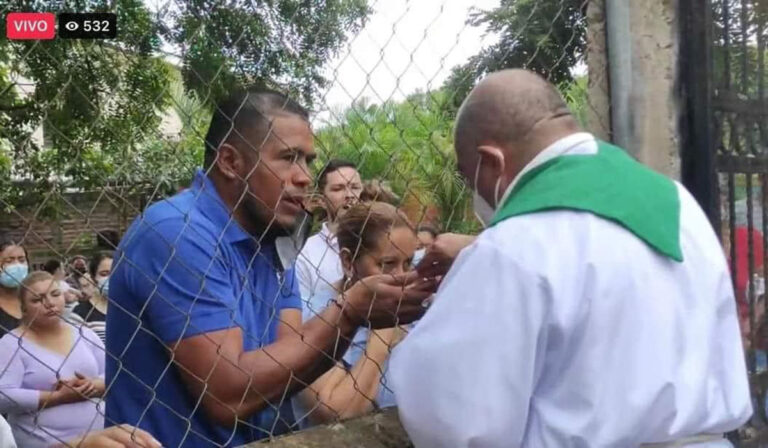 Sacerdote nicaragüense tuvo que dar la comunión a través de la cerca porque la Policía impidió celebrar eucaristía en el templo