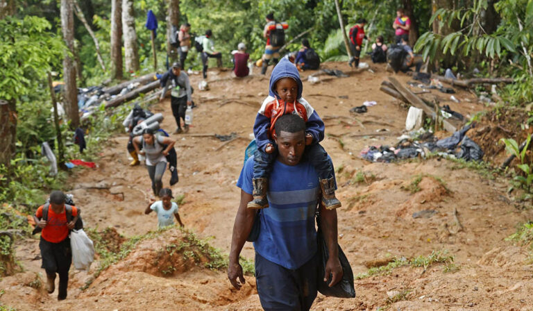 De cómo ha colapsado la frontera colombo-panameña: Más de 2000 personas a diario y las estaciones migratorias “no dan abasto”