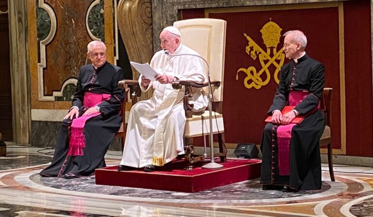 Papa Francisco: “Sigan adelante, corriendo riesgos para encontrar al otro con la comunicación”