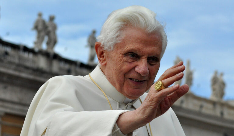 Fallece  Benedicto XVI a los 95 años: Adiós al Papa emérito