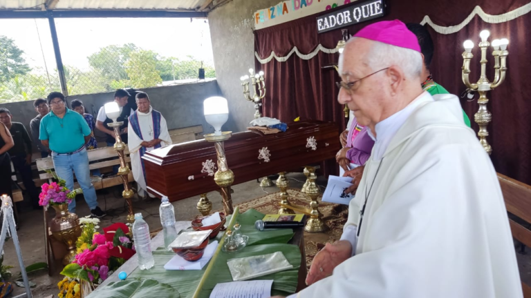 Iglesia en la Amazonía ecuatoriana despidió al líder indígena Carlos David Ajón