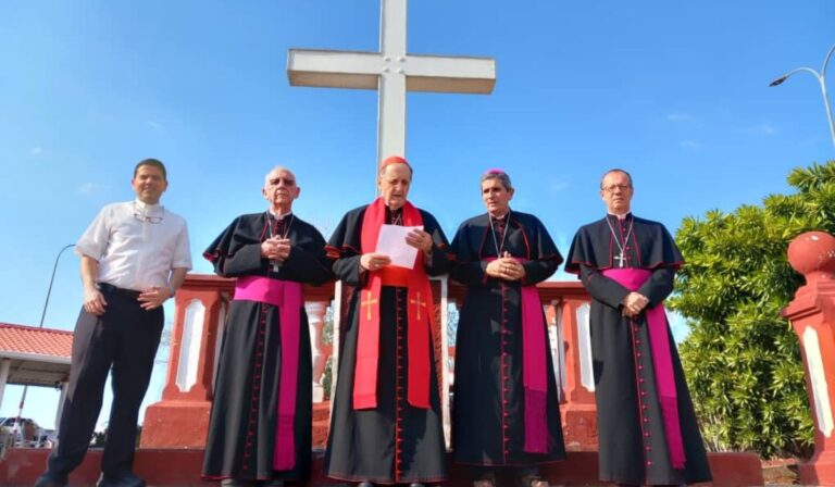 Obispos cubanos agradecen al cardenal Beniamino Stella tras las celebraciones de los 25 años de la visita de san Juan Pablo II