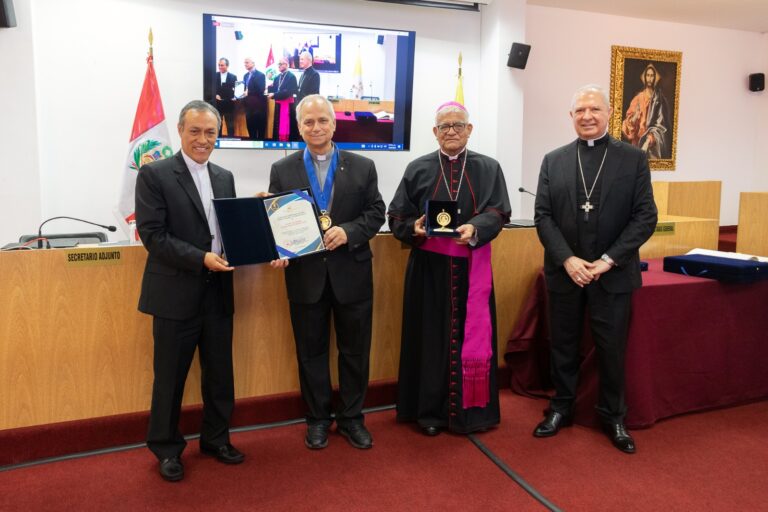 Episcopado peruano condecora con Medalla Santo Toribio de Mogrovejo a Mons. Robert Prevost