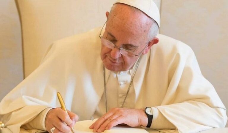 Papa Francisco advierte sobre «pragmatismo que termina asfixiando a instituciones eclesiales»