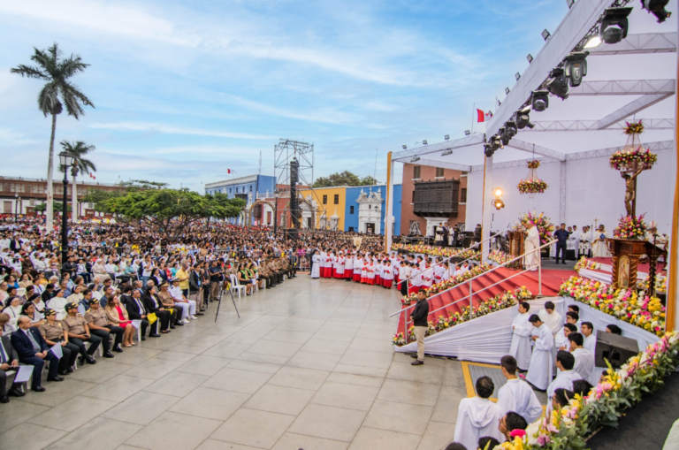 «Abrir sin restricción las puertas del corazón a Cristo,» una invitación durante celebración del Corpus Christi en Trujillo-Perú