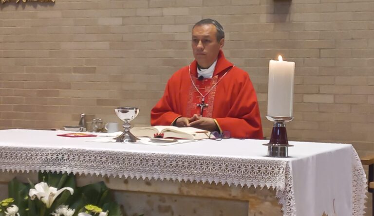 Mons. Lizardo Estrada, en la Solemnidad de San Pedro y San Pablo, invita a tener dos actitudes por el Papa Francisco: orar y escuchar