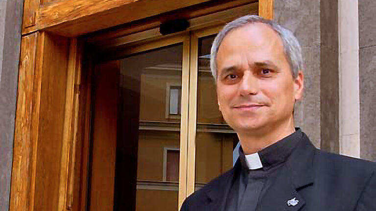 Mons. Robert Prevost: «Todos somos responsables de la Iglesia»