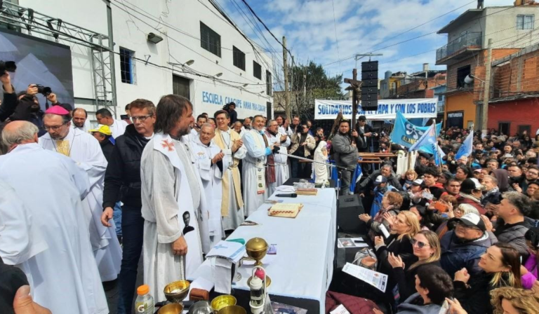 Curas villeros de Buenos Aires celebraron “misa en desagravio” al Papa Francisco