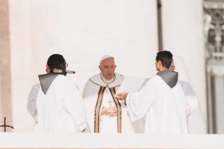 “Caminemos juntos: humildes, vigorosos y alegres”, pide el Papa al Sínodo