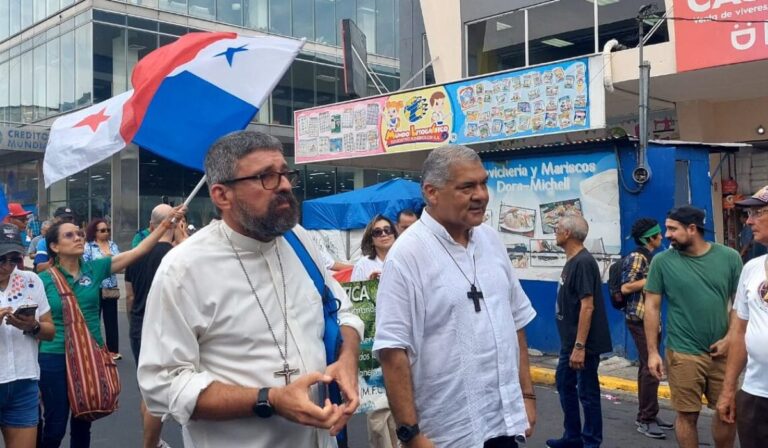 Presidente y secretario general del Episcopado panameño marchan contra la minería