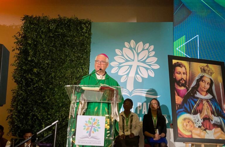 Mons. Alberto Lorenzelli anima a los educadores católicos a perseverar en la compasión y en el trabajo en equipo