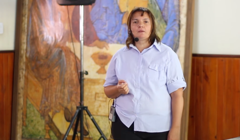 Carolina Bacher, teóloga argentina activa en el curso global de Sinodalidad: “Las parroquias están llamadas a cambiar”