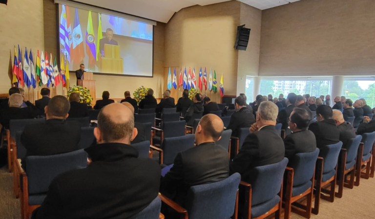 Obispos de Colombia visitan sede del Celam para estrechar lazos de “comunión y hermandad”