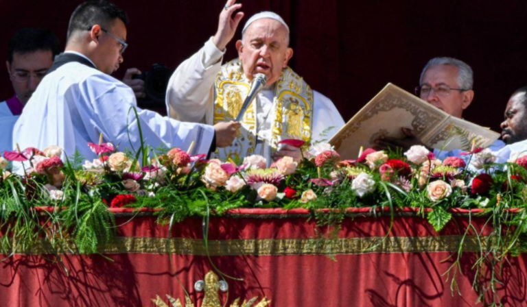 El Papa Francisco clama por la paz en el mundo durante la bendición Urbi et Orbi