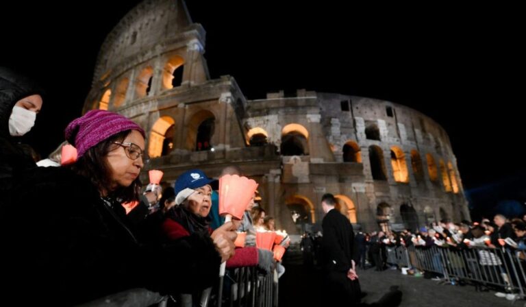 Viacrucis en el Coliseo de Roma, 14 meditaciones desde el corazón del Papa Francisco