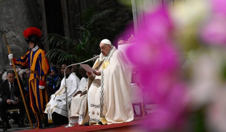 El Papa encabeza la Vigilia pascual ante 6.000 fieles en la Basílica de San Pedro