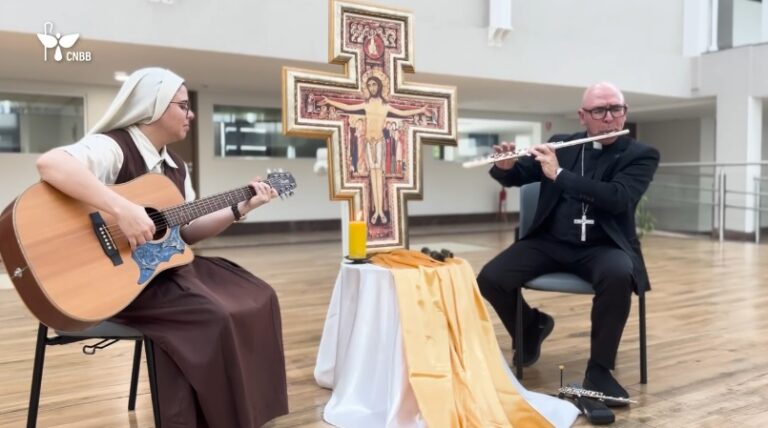 Saludo pascual-musical de la Conferencia Episcopal del Brasil (CNBB) interpretado por una religiosa y un obispo