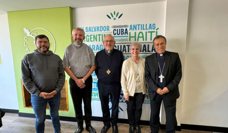 Como signo de fraternidad, directivas del Celam visitan sede de la Confederación Latinoamericana de Religiosos