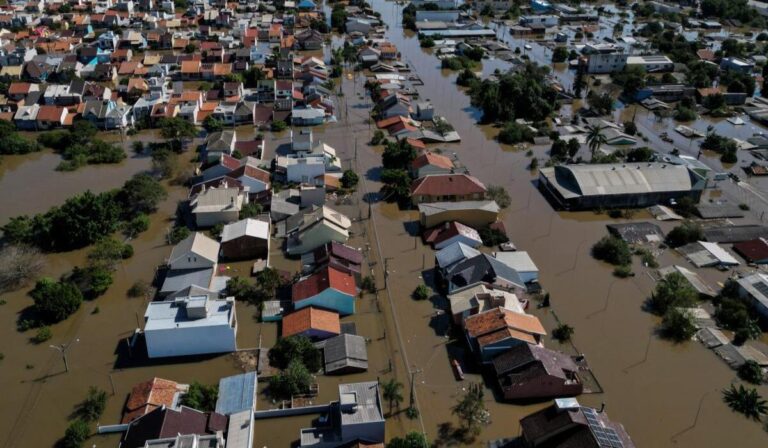 Papa sorprende con llamada al presidente del episcopado brasilero y se solidariza por catástrofe de inundaciones