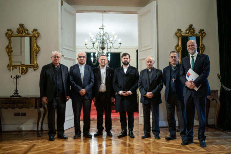 Obispos chilenos se reúnen con el presidente Gabriel Boric: carabineros, seguridad, migrantes y colaboración mutua