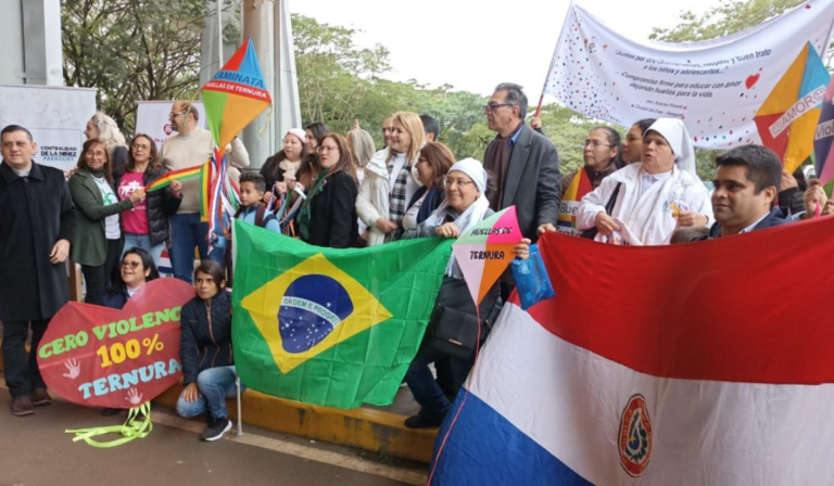 Gran Caminata Latinoamericana-“Cero violencia, cien por ciento ternura”: ¡Paraguay entregó la pandorga al Brasil!