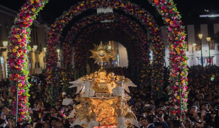 Multitudinaria celebración del Corpus Christi en Trujillo – Perú