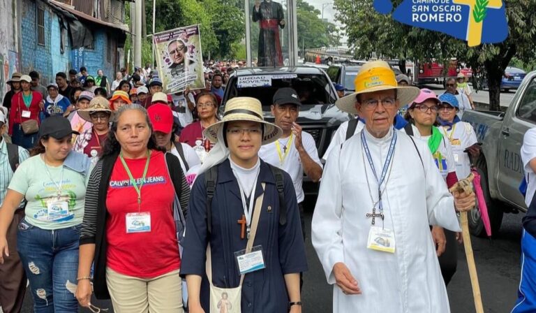 Salvadoreños peregrinan a la cuna de San Romero de América a “500 años del encuentro con Cristo”