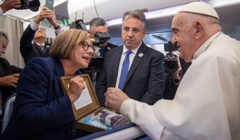 Papa Francisco recibe un regalo de la Iglesia de Costa Rica, inspirado en la protección la Casa Común