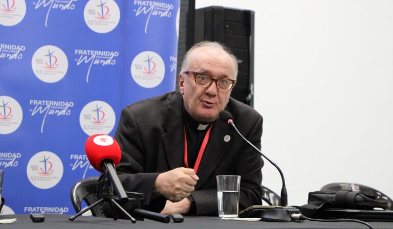 Monseñor Bogonovo: “La familia cristiana es el primer lugar de la educación en la oración”