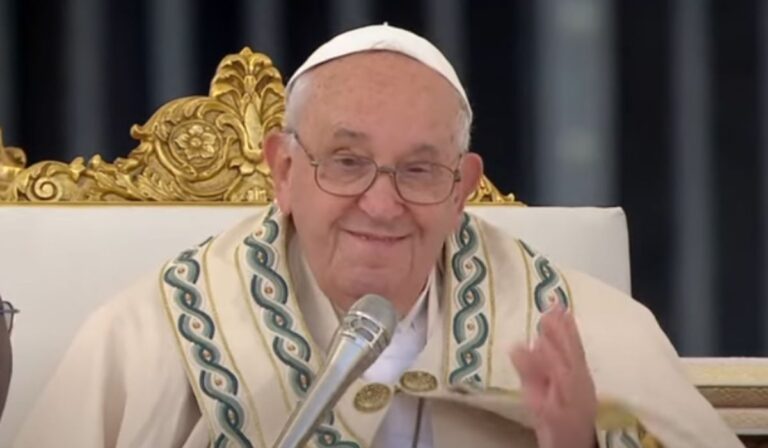 Papa Francisco en el Ángelus: “Continuemos rezando por las poblaciones que están sufriendo a causa de la Guerra”