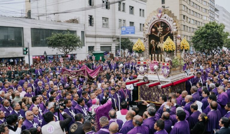 Arzobispo de Lima en la Solemnidad del Señor de los Milagros: “La Iglesia no está sentada; camina y se dinamiza en el amor”