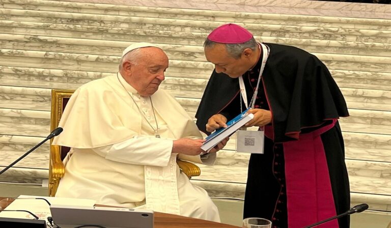 El Celam entrega al Papa Francisco el libro “Teología en clave sinodal, aportes a una sinodalidad misionera”