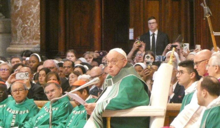 Francisco clausura el Sínodo : «No necesitamos una Iglesia paralizada e indiferente»