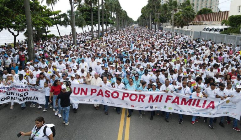 República Dominicana: Participantes de la Caminata «Un Paso por mi Familia 2024» reafirman su compromiso con la familia y sus valores