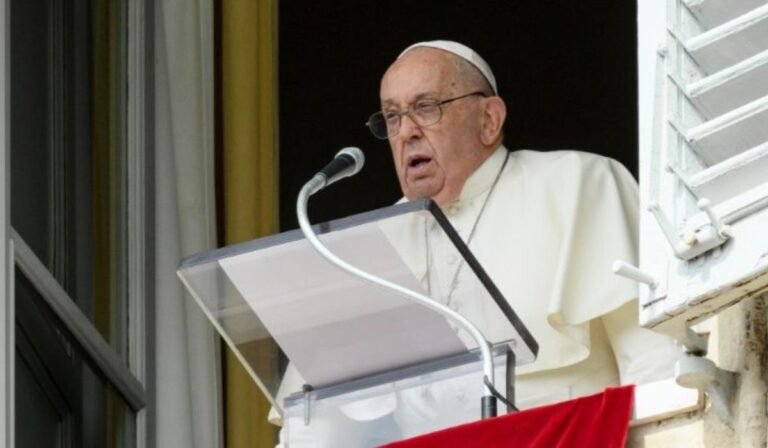 Papa Francisco: «Que en todos los lugares de conflicto se callen las armas y se dé espacio al diálogo»