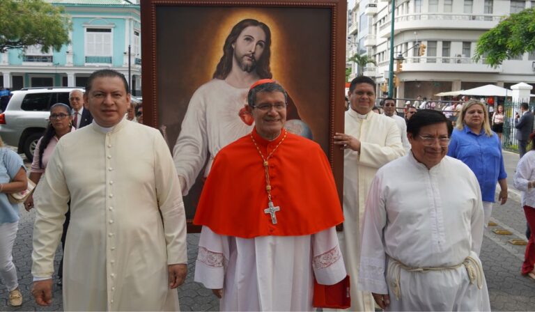 Cardenal Luis Cabrera alienta a ser mensajeros de esperanza de un mundo de paz, justicia, reconciliación y amor entre hermanos