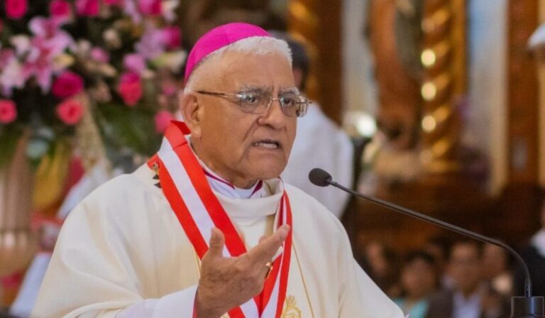 Monseñor Miguel Cabrejos recibe homenajes por sus bodas de oro sacerdotales