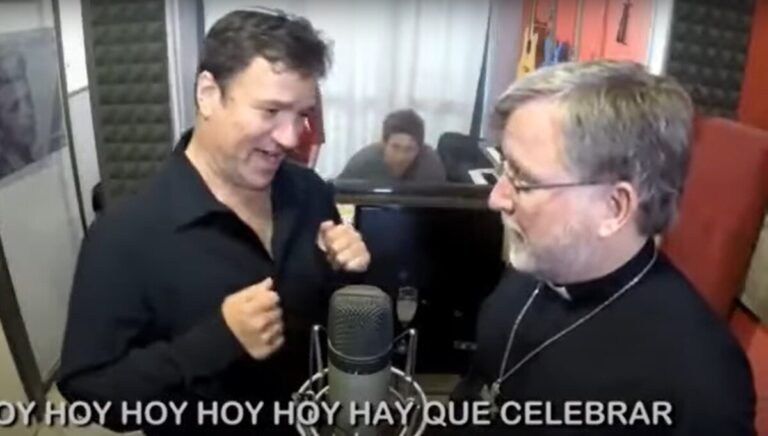 Argentina: Un rabino y un obispo cantan villancicos y «sher» juntos en Navidad y Janucá