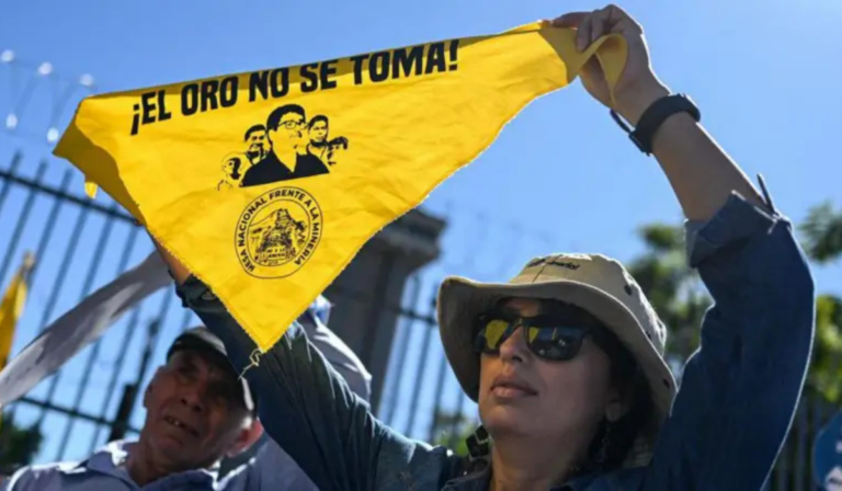 Obispos denuncian duro golpe en Navidad, Bukele aprueba Ley general de minería metálica en El Salvador