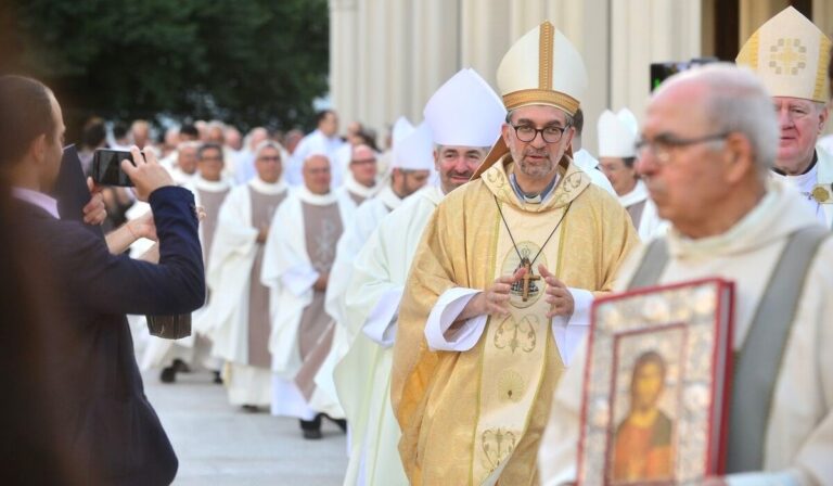 Monseñor Carrara: “Las respuestas a las carencias de los barrios vulnerables no son ni mercadocéntricas ni estadocéntricas, las dan las comunidades”