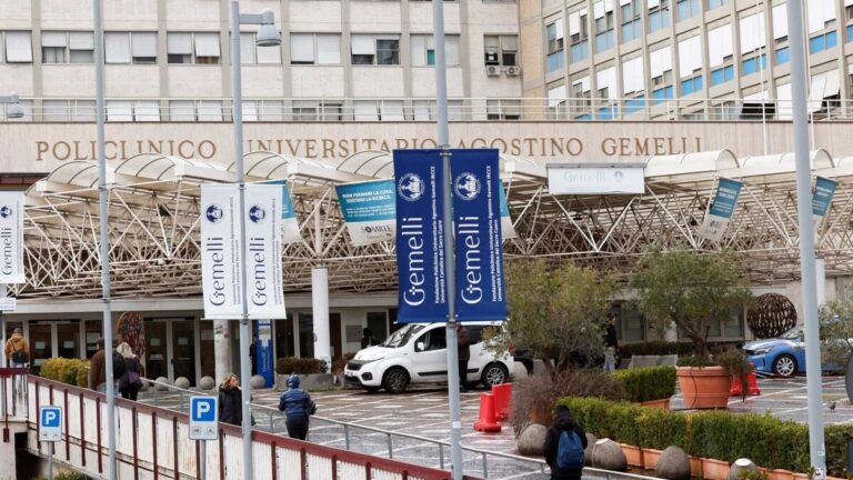 Salud del Papa Francisco: Cuadro clínico complejo, infección polimicrobiana y cambio en la terapia