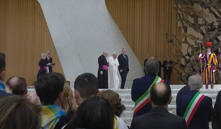 Salud Papa Francisco, nuevo parte médico: Terapia farmacológica para la infección en las vías respiratorias y estado clínico “discreto”