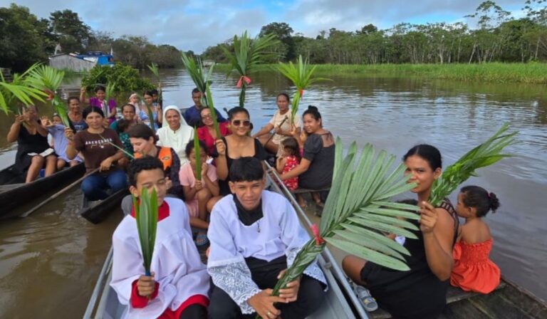 Una canoa en lugar de burro: el Domingo de Ramos en la Amazonía clama por una conversión ecológica
