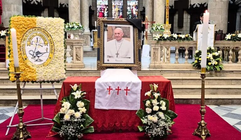 Bolivia: “Trabajemos con alegría, cuidemos nuestra casa común y amemos a los pobres”, el mensaje de Mons. Galván en la misa exequial por el Papa Francisco